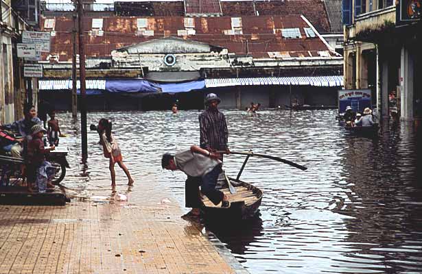 Après la moto, la barque... ou le bain...