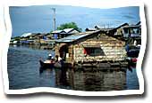 Village sur le Tonle Sap, entre Battambang et  Siem Reap