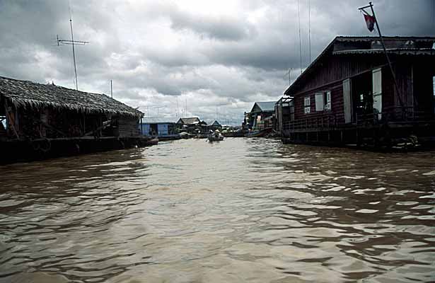 Dans la rue principale de Kompong Luong