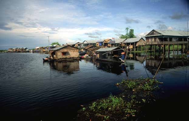 Village sur le Tonle Sap, entre Battambang et  Siem Reap