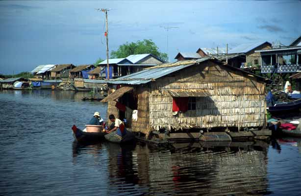 Village sur le Tonle Sap, entre Battambang et  Siem Reap