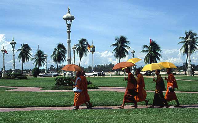 Bonzes en balade près du quai Sisowath