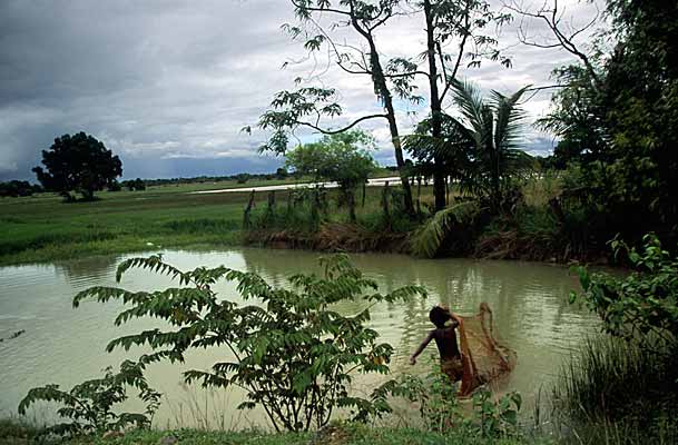 Jeune pêcheur dans un étang