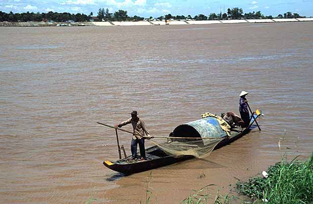 Pêche au filet sur le Tonle Sap, près du quai Sisovath