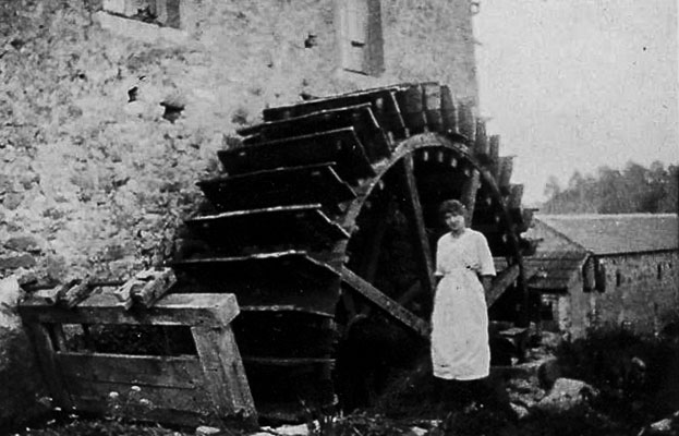 Emma DAUDIER devant la roue du moulin de Vaussegrois