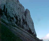 Face W avec la tour du Taureau et la faille de rappel de 45 m vues du pierrier du MtAiguille (3.9 ko)