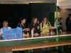 Michou devant les boissons, et Camille, Agns, Sverine, Emilie  tartinant les frites de Mayo et Ketchup -  022